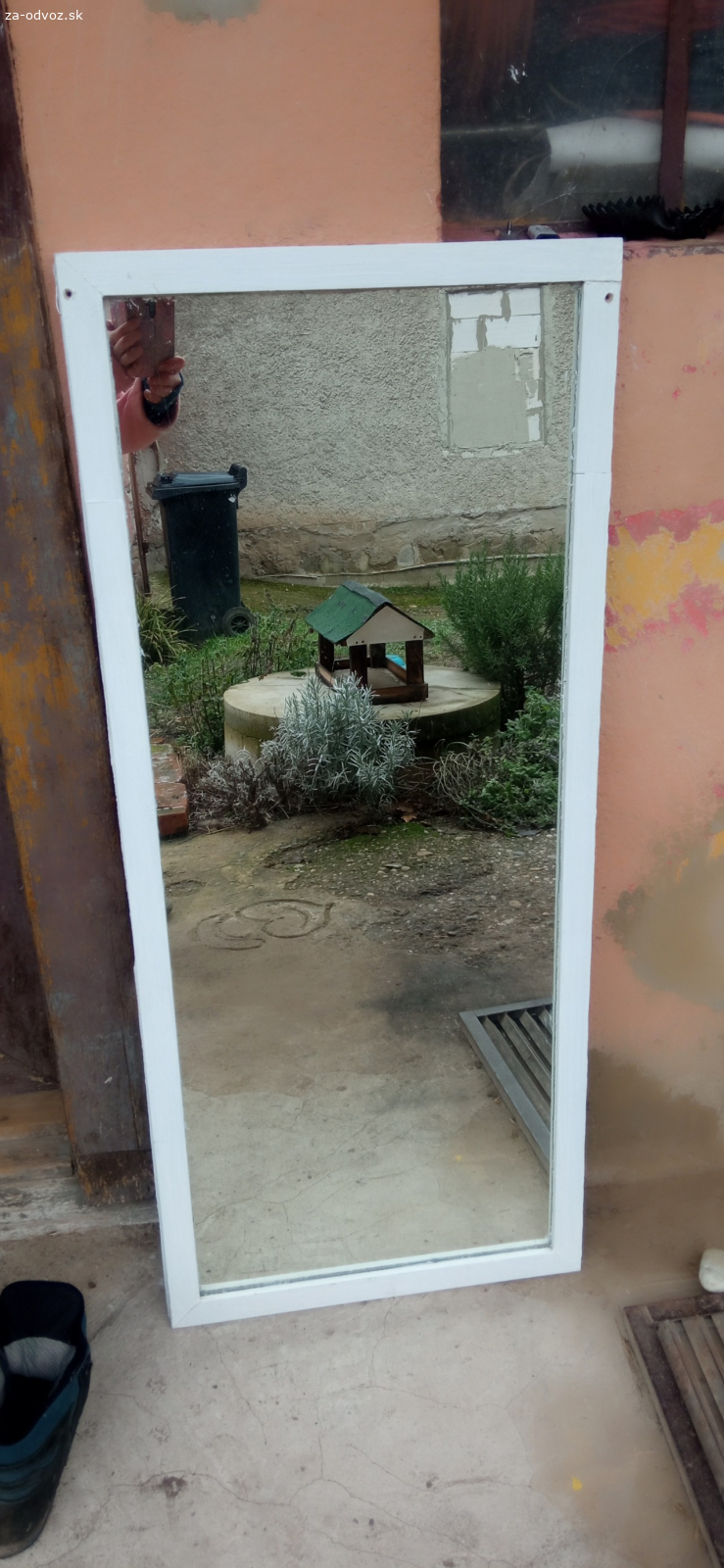 zrkadlo v bielom drevenom ráme